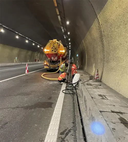 昆玉隧道排水渠清淤